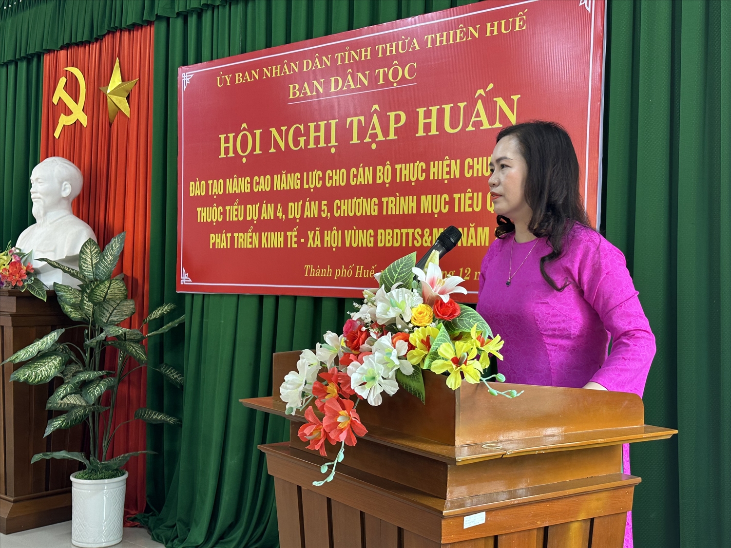 Bà Huyền Tôn Nữ Diễm Thúy, Phó trưởng Ban Dân tộc tỉnh Thừa Thiên Huế phát biểu tại Hội nghị tập huấn