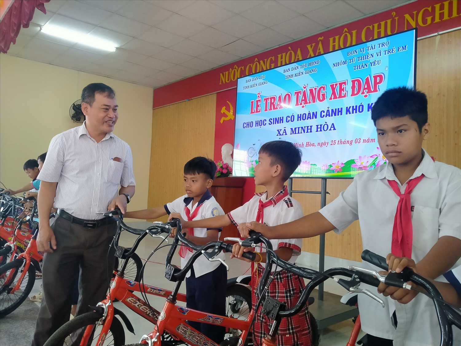 Ông Danh Phúc, Trưởng Ban Dân tộc tỉnh Kiên Giang trao tặng xe đạp cho các em học sinh DTTS có hoàn cảnh khó khăn