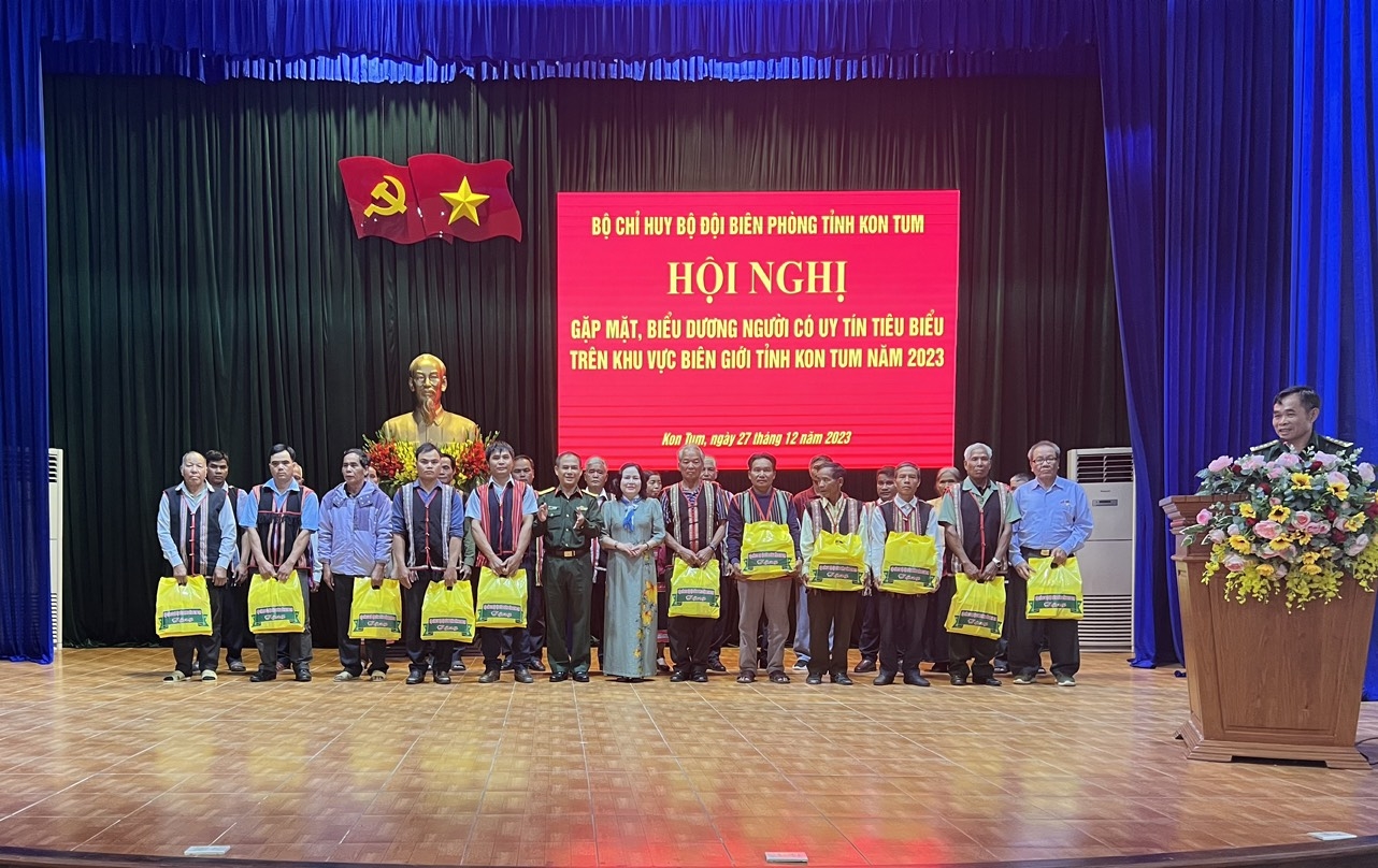 Bộ Chỉ huy Bộ đội Biên phòng tỉnh Kon Tum tặng quà cho Người có uy tín tiêu biểu trên khu vực biên giới