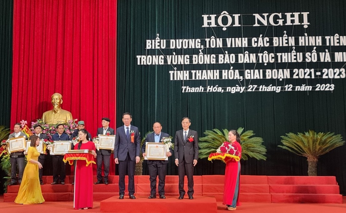 Lãnh đạo tỉnh Thanh Hóa trao Bằng khen cho các cá nhân đã có thành tích tiêu biểu, điển hình tiên tiến trong vùng đồng bào DTTS và miền núi tỉnh Thanh Hóa giai đoạn 2021 – 2023