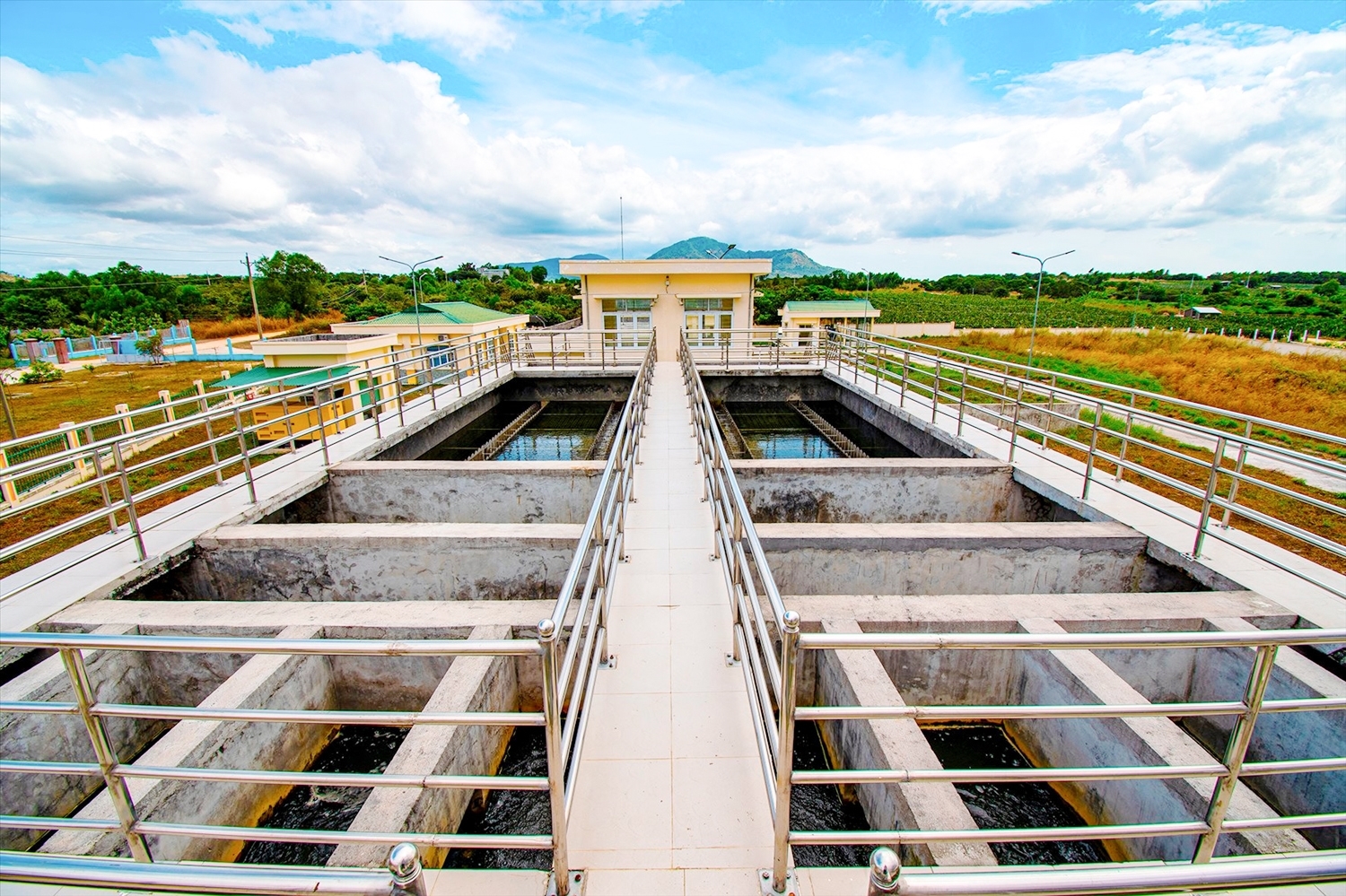 Từ nguồn lực của Chương trình MTQG 1719, các nhà máy cung cấp nước sạch được đầu tư, xây dựng, góp phần giải bài toán thiếu nước ở Hàm Tân.
