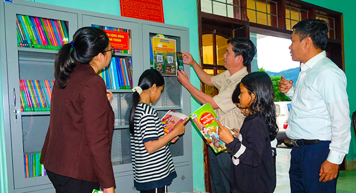 Trao tặng tủ sách cộng đồng cho xã Vĩnh Thuận