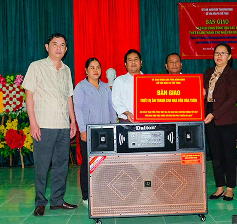 Trao tặng âm thanh di động cho các nhà văn hóa trên địa bàn huyện Vĩnh Thạnh