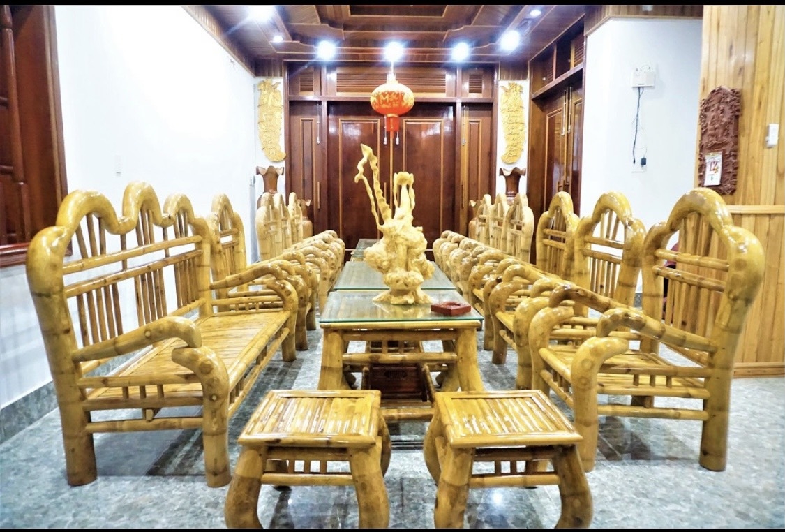 Bộ bàn ghế được làm từ những gốc tre “khủng” được khách trả gần 80 triệu 