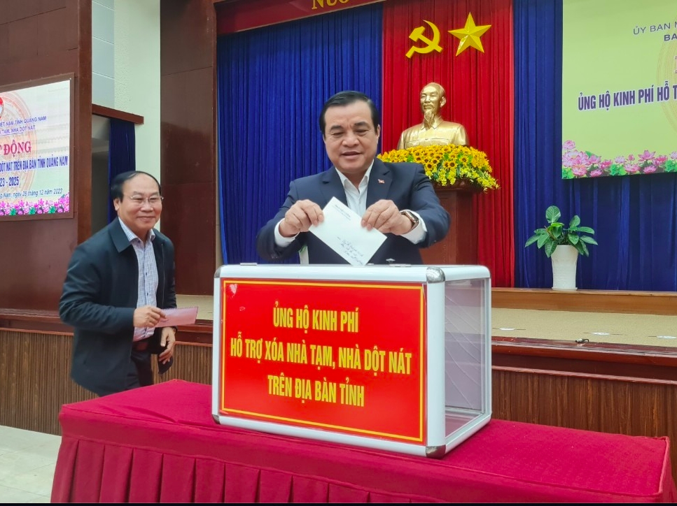 Ông Phan Việt Cường Bí thư Tỉnh uỷ Quảng Nam cùng các đồng chí lãnh đạo tỉnh ủng hộ trực tiếp tại lễ phát động