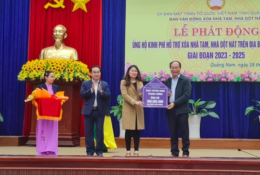 Ông Võ Xuân Ca, Chủ tịch Ủy ban MTTQ Việt Nam tỉnh Quảng Nam nhận kinh phí ủng hộ từ Ban Tuyên giáo Trung ương