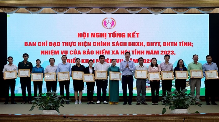 Các tập thể và cá nhân nhận Bằng khen của Tổng Giám đốc Bảo hiểm xã hội Việt Nam vì có thành tích xuất sắc trong công tác phối hợp chỉ đạo và tổ chức thực hiện chính sách bảo hiểm xã hội, bảo hiểm y tế từ năm 2021 đến năm 2022 trên địa bàn tỉnh Đồng Tháp 
