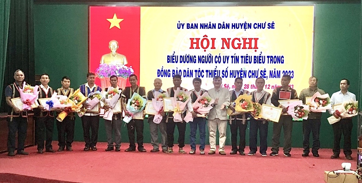Lãnh đạo huyện Chư Sê tặng giấy khen và hoa cho các đại biểu Người có uy tín trong đồng bào DTTS