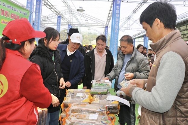 (BCĐ - tin - Thông tin đối ngoại) Hội chợ Thương mại cư dân biên giới Việt - Trung lần thứ Nhất