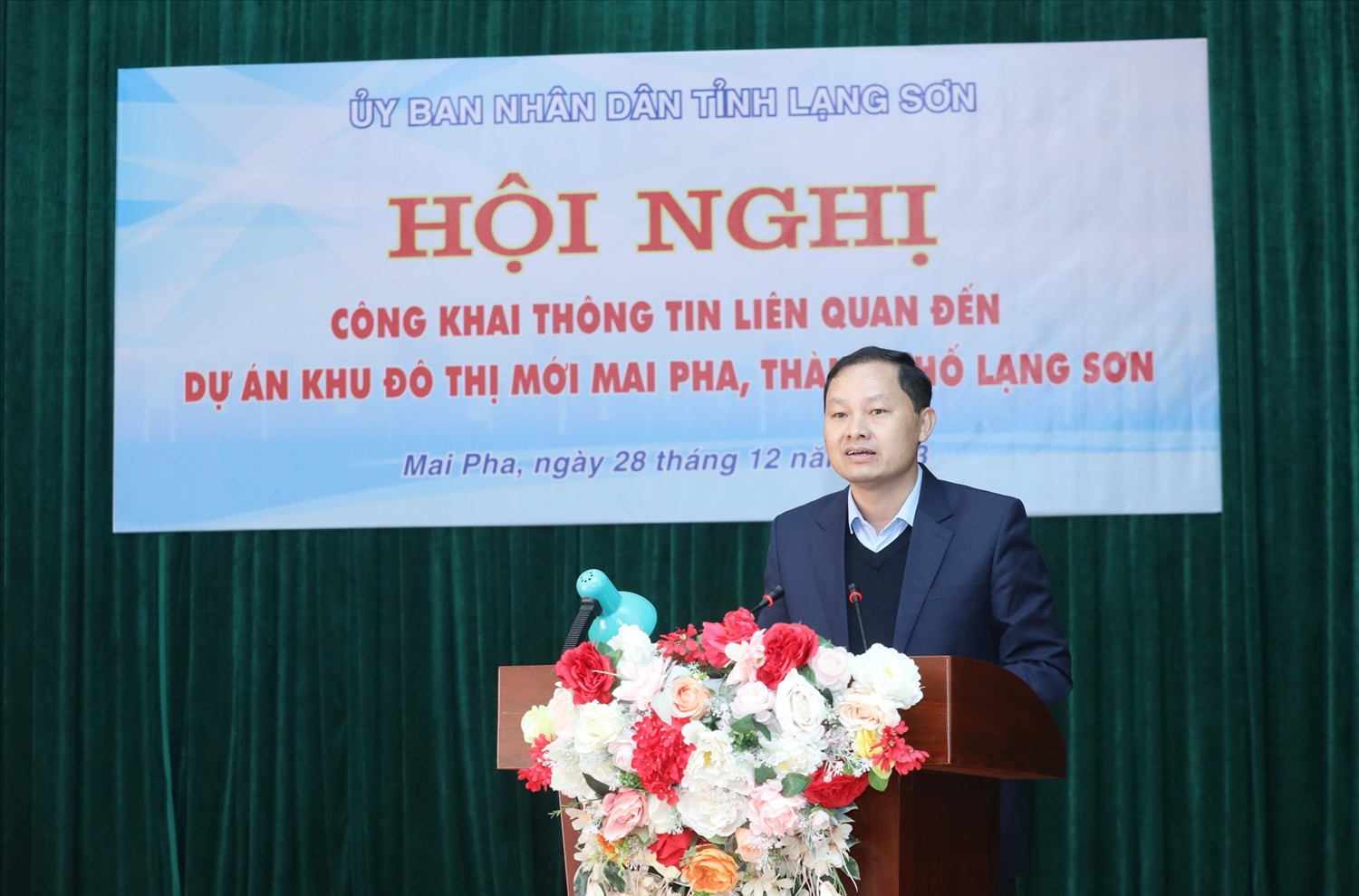 Ông Phạm Hùng Trường, Chánh Văn phòng UBND tỉnh Lạng Sơn trình bày nội dung công khai thông tin liên quan đến Dự án Khu đô thị mới Mai Pha
