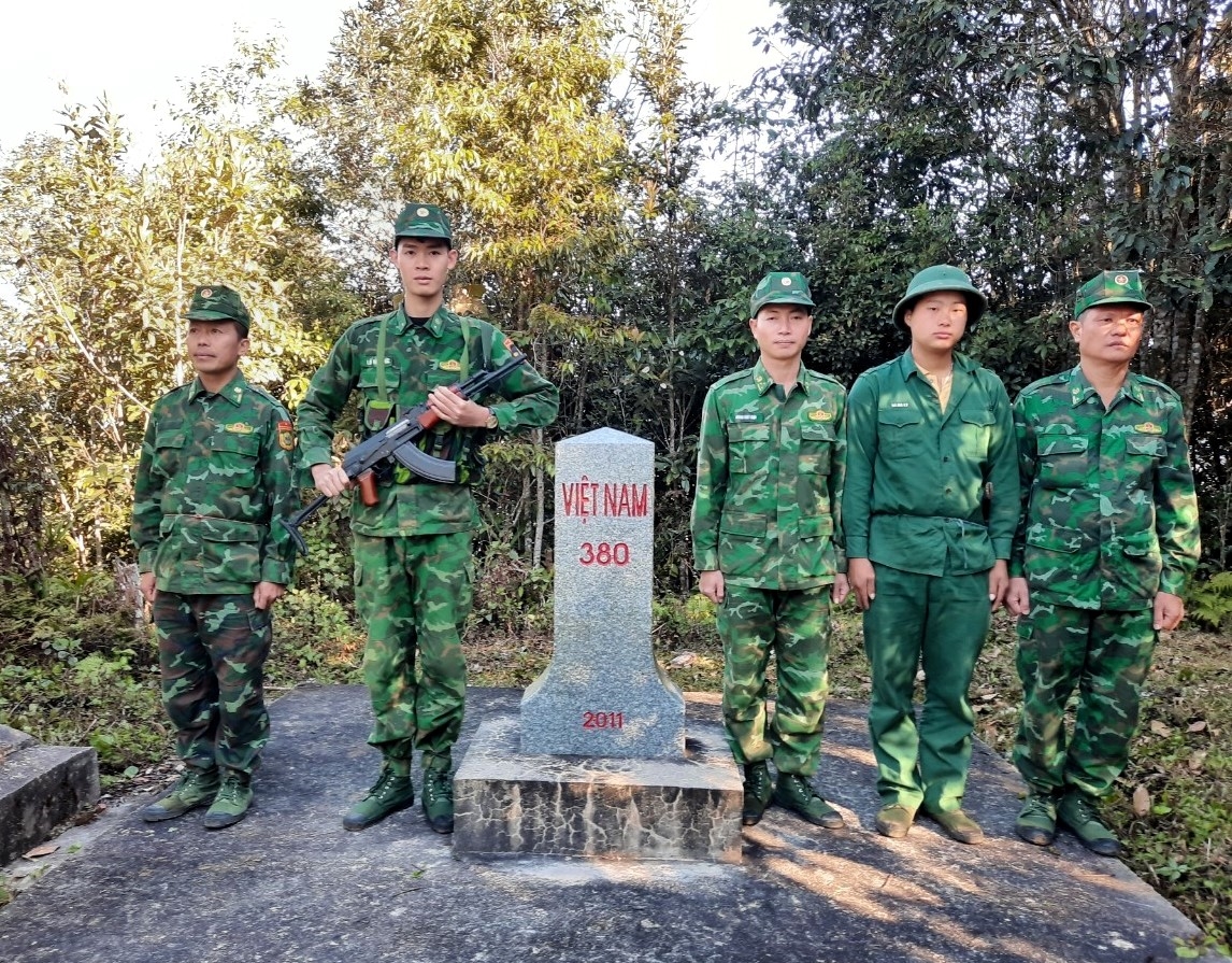 Đội hình tuần tra Đồn Biên phòng Tri Lễ, BĐBP Nghệ An và dân quân địa phương tại cột mốc biên giới Việt Nam - Lào. 