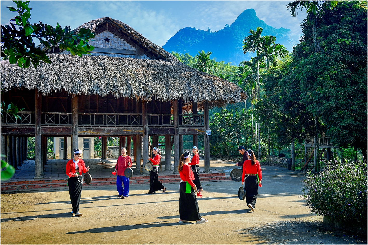 Du khách đến với bản Giang Mỗ sẽ được trải nghiệm những bản hòa tấu cồng chiêng cùng những điệu múa truyền thống của người Mường 