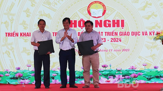 Tổ chức Vòng Tay Thái Bình tặng máy tính xách tay cho 2 học sinh của Trường THPT chuyên Chu Văn An và THCS Cát Thành, thông qua đại diện của trường. Ảnh: M.H