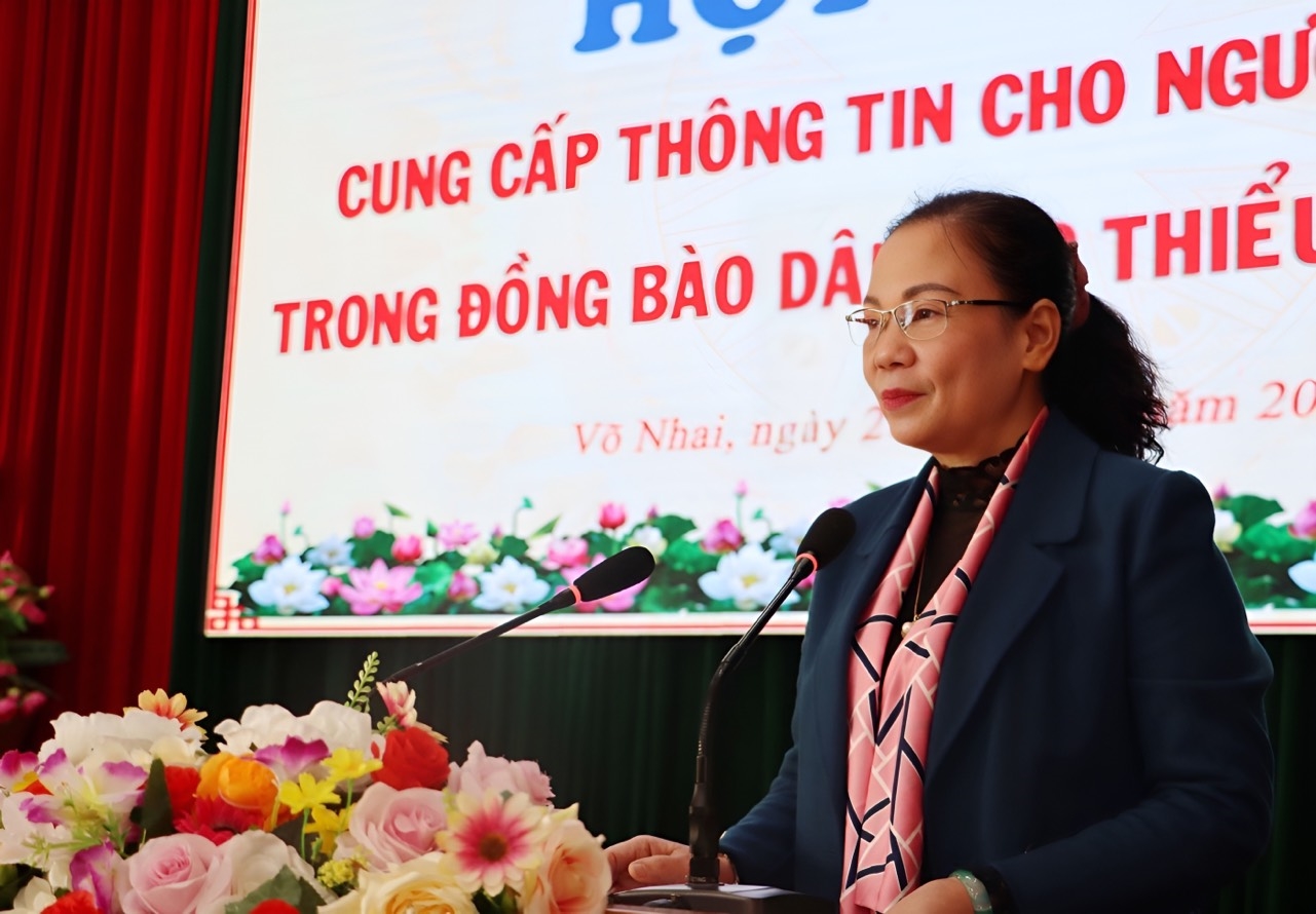 Bà Vũ Thị Huệ, Phó Chủ tịch Uỷ ban Nhân dân huyện Võ Nhai, tỉnh Thái Nguyên phát biểu tại Hội nghị