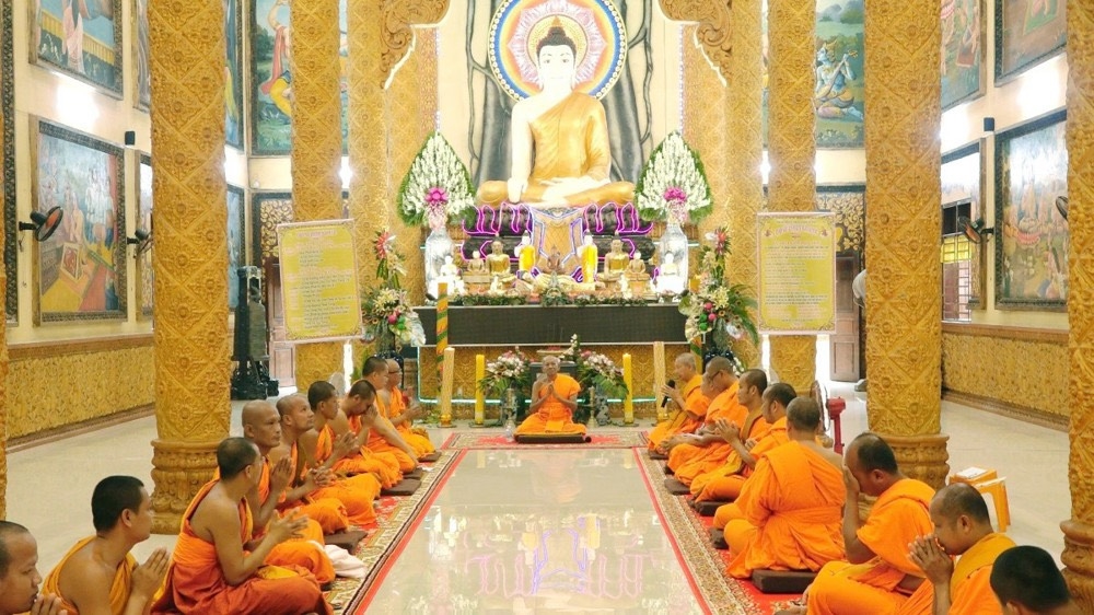 Ban Quản trị 13 cơ sở Phật giáo Nam tông Khmer trên địa bàn tỉnh Vĩnh Long Tham dự buổi lệ triển khai quyết định 