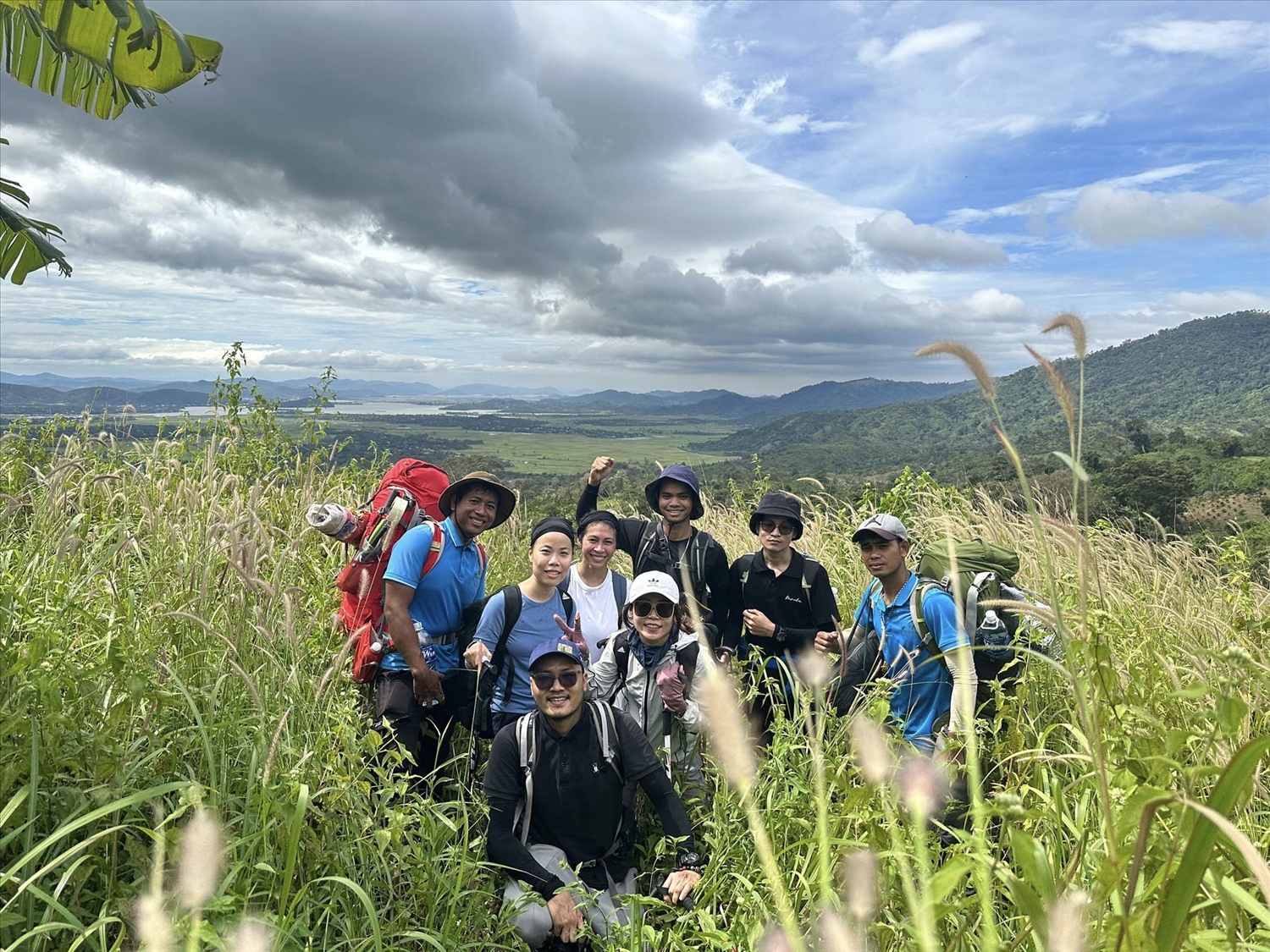 Đoàn du khách tham gia tour du lịch trải nghiệm săn mây của Y Xim Ndu