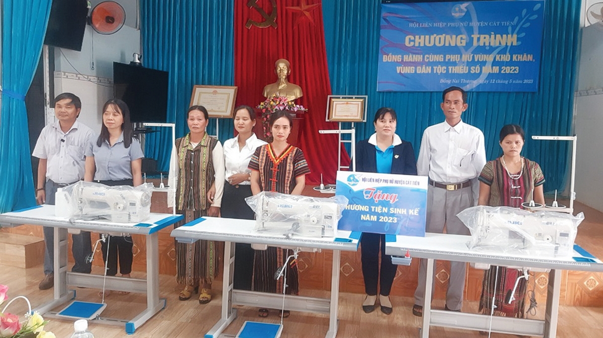 Hội LHPN huyện Cát Tiên tổ chức trao phương tiện sinh kế cho hội viên khó khăn tại xã Đồng Nai Thượng