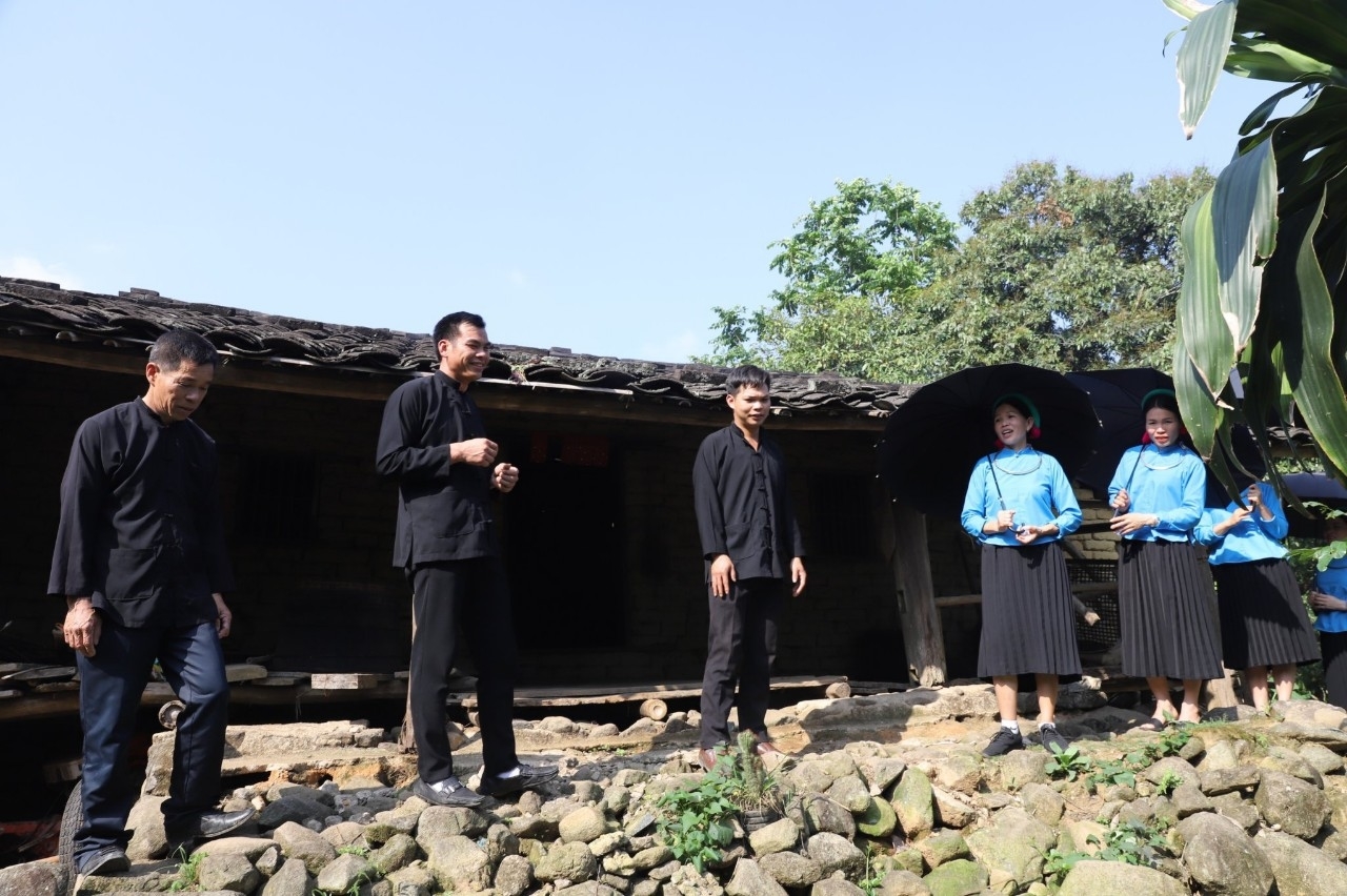 Chị Lục Thị Cọm (thứ tư từ trái sang) hát làn điệu soóng cọ cùng thanh niên trong làng