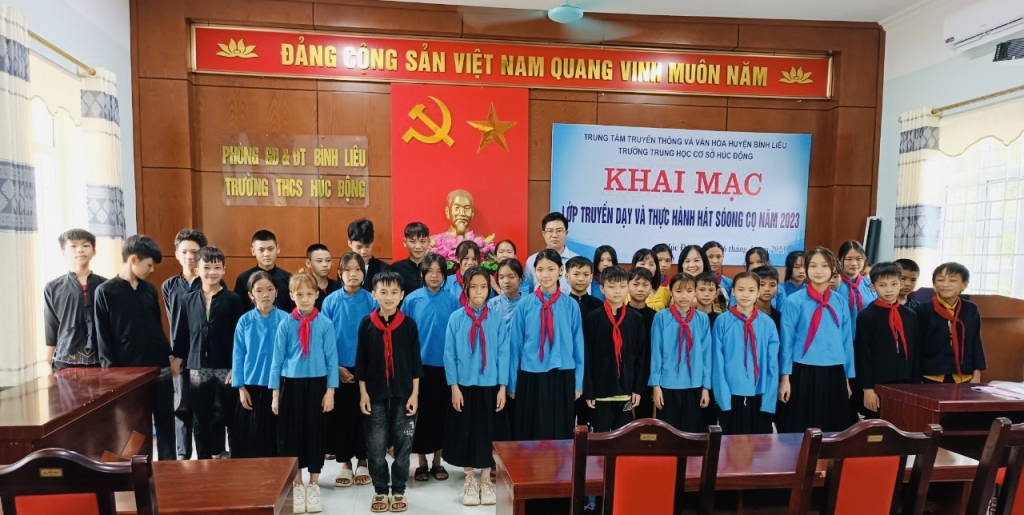 Học sinh Trường THCS Húc Động (huyện Bình Liêu) tham gia lớp truyền dạy và thực hành hát soóng cọ