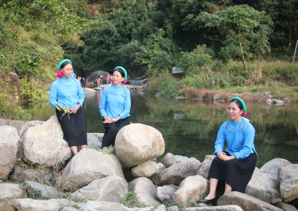 Chị Cọm (ở giữa) thường xuyên truyền dạy hát soóng cọ cho chị em trong thôn và xã