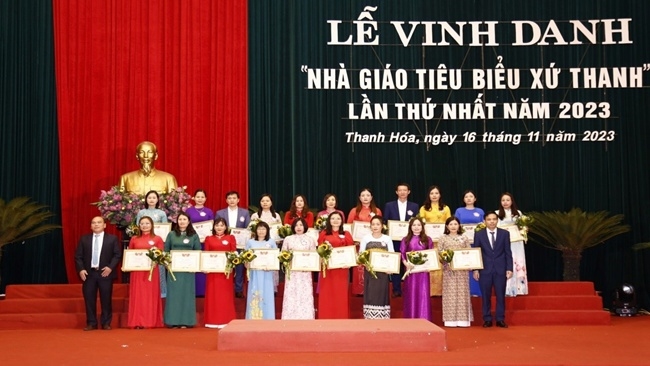 Đại diện lãnh đạo tỉnh Thanh Hóa trao thưởng cho các nhà giáo tiêu biểu tại Lễ vinh danh “Nhà giáo tiêu biểu xứ Thanh” lần thứ nhất năm 2023 