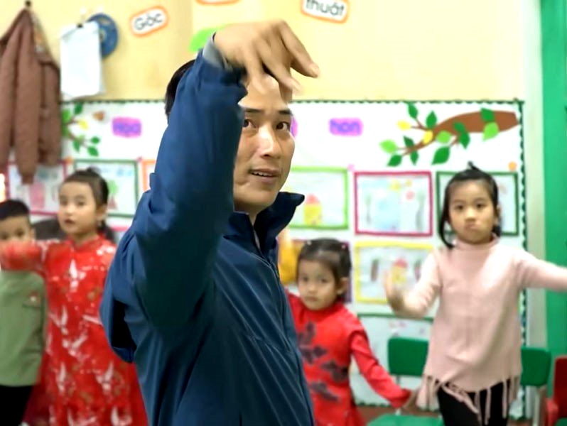 Thầy Bùi Văn Anh đang dạy múa cho các em mầm non ở trường Hạ Trung