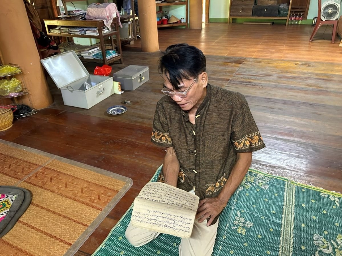 Ông Cao Bằng Nghĩa giới thiệu những cuốn sách cổ của người Thái