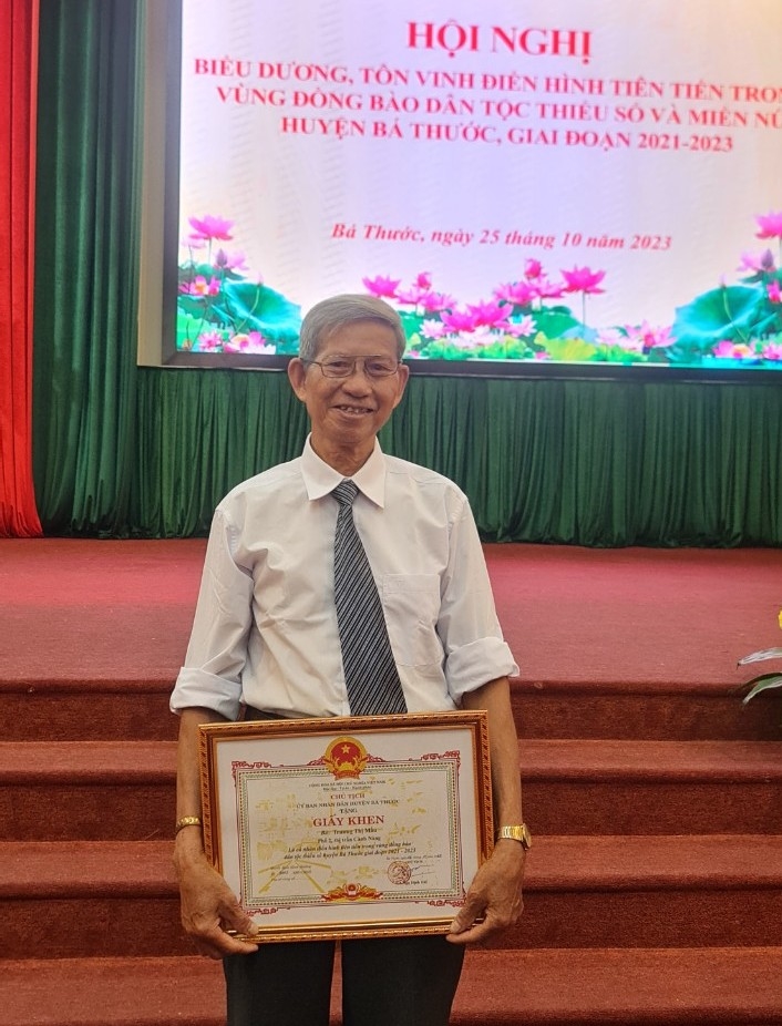  Ông Hà Nam Ninh được Chủ tịch UBND huyện Bá Thước tặng giấy khen vì đã có thành tích tiêu biểu. điển hình tiên tiến trong vùng đồng bào DTTS và miền ní huyện Bá Thước năm 2021-2023