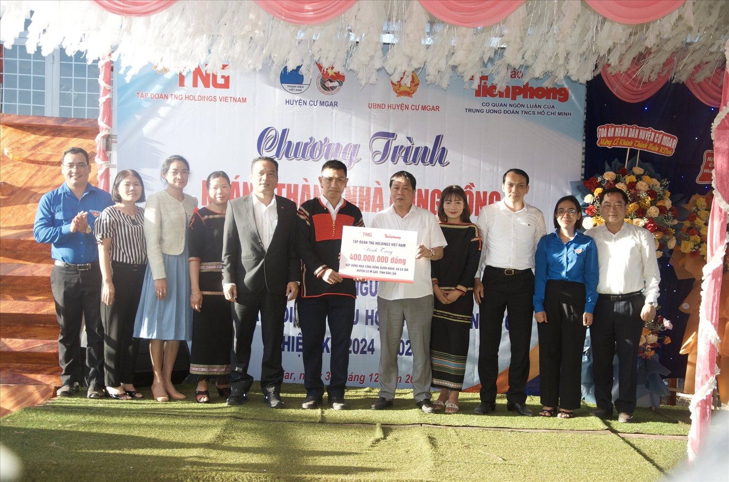 Ban tổ chức trao bảng tượng trưng tặng nhà cộng đồng 400 triệu đồng buôn Kđoh