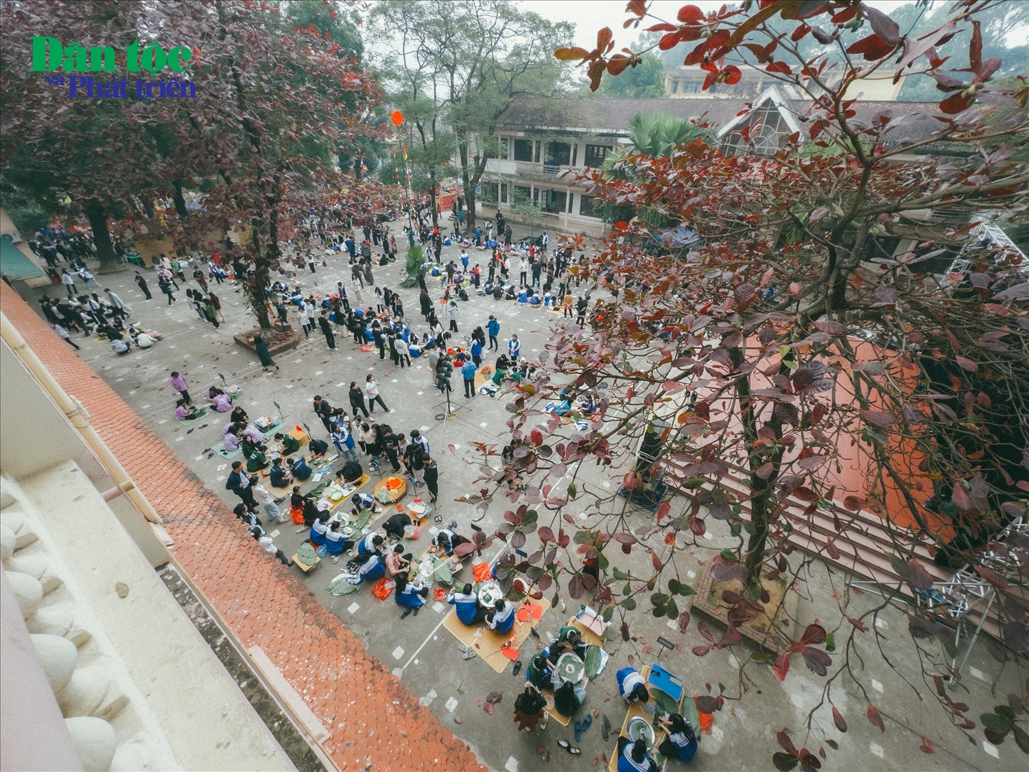 Toàn cảnh sân chính của Trường phổ thông Vùng cao Việt Bắc với 57 lớp trong Hội thi 