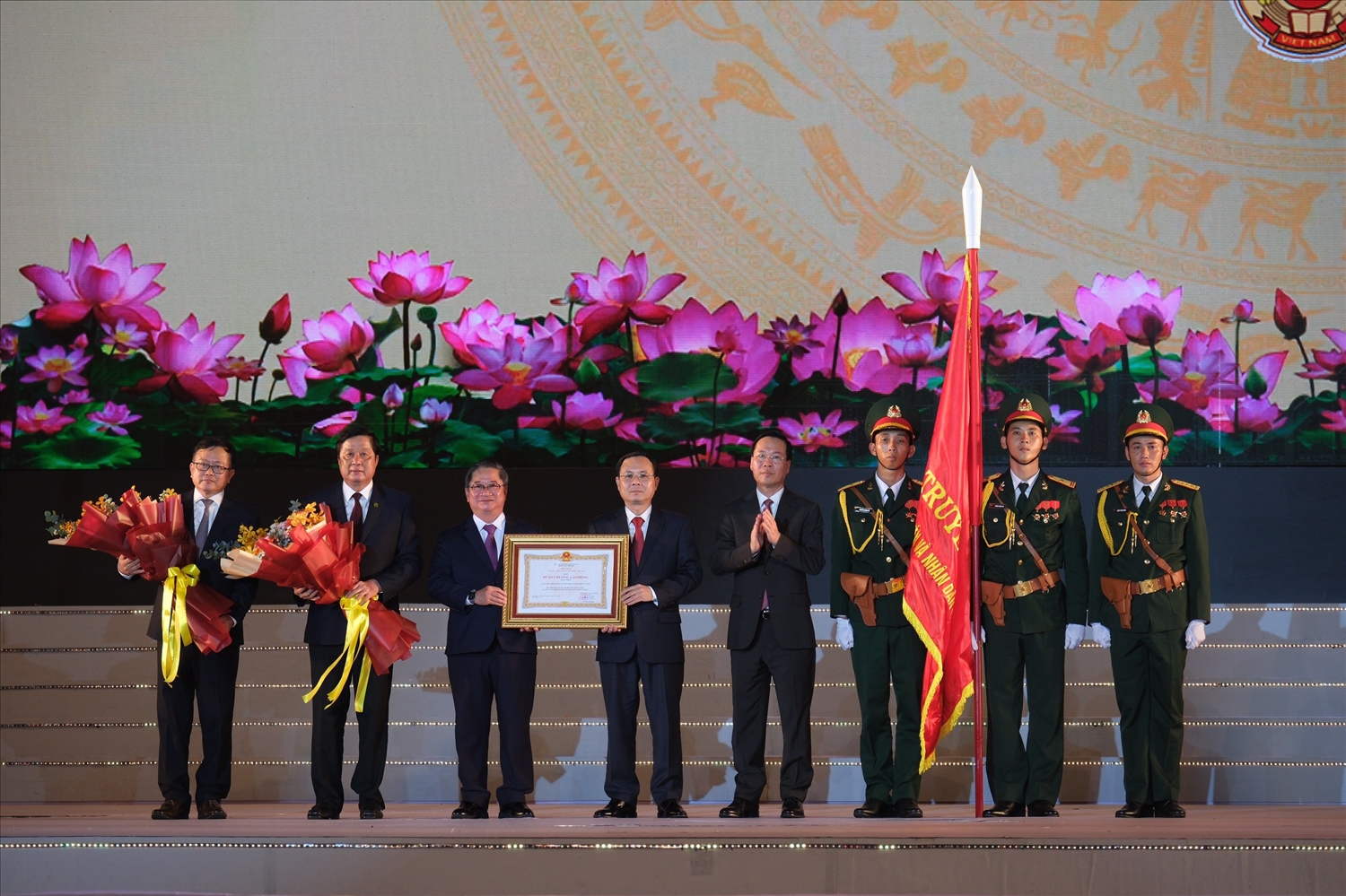 Chủ tịch nước Võ Văn Thưởng đến dự lễ và trao Huân chương Lao động hạng nhất cho lãnh đạo TP. Cần Thơ 