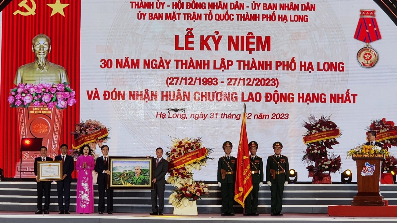 Lãnh đạo Thành ủy, UBND TP Hạ Long thay mặt Đảng bộ, chính quyền và nhân dân TP Hạ Long đón nhận Huân chương Lao động Hạng Nhất của Chủ tịch nước