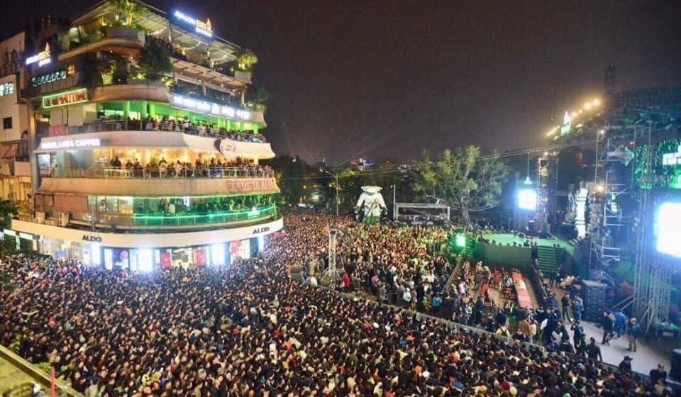 Hàng vạn người đổ về Quảng trưởng Đông Kinh Nghĩa Thục trước tòa nhà ""hàm cá mập". Ảnh: Otofun