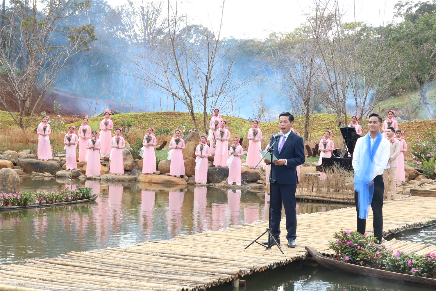Ông Đặng Quang Hà, Chủ tịch UBND huyện Kon Plông phát biểu khai mạc Chương trình nghệ thuật “Măng Đen - Thiên đường hồng” chào đón năm mới 2024