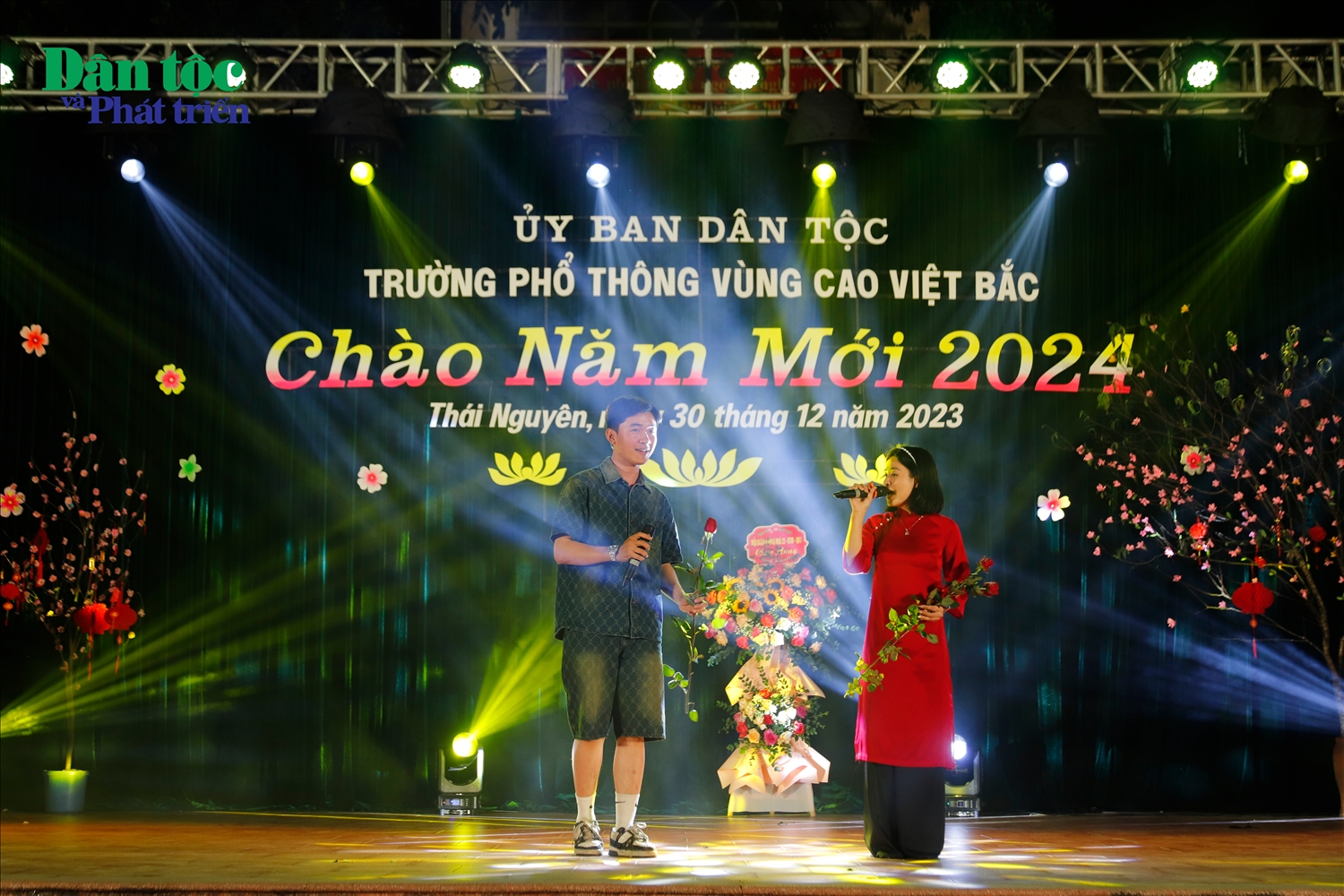 Hoa khôi nữ sinh thanh lịch Khoa Quốc tế, Đại học Thái Nguyên trình bày ca khúc tết sum vầy