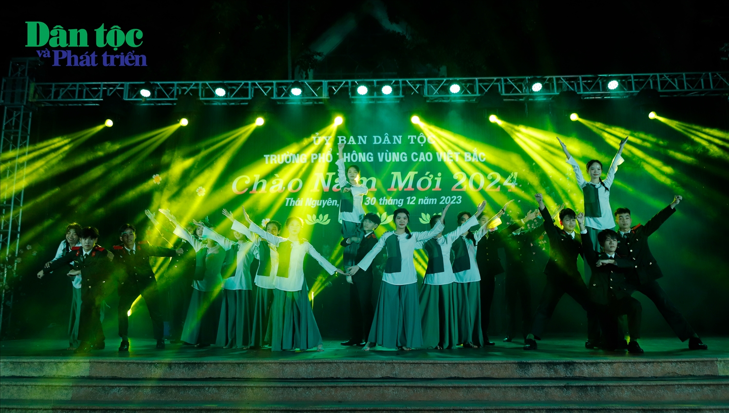 Phần giao lưu đến từ Đội Văn nghệ Trường Văn hóa, Bộ Công an với tiết mục hát, múa ""Một vòng Việt Nam"