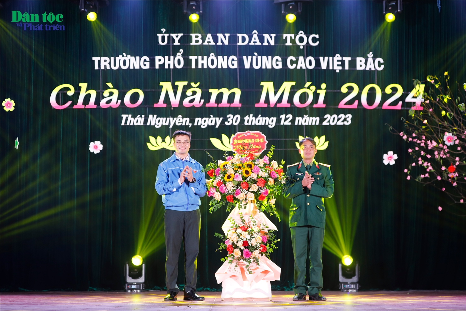 Trung tá Lê Chí Linh, Đại diện tiểu đoàn phòng hóa 23, Bộ Tham mưa Quân khu 1 trao tặng hoa và quà lưu niệm cho Ban Chấp hành Đoàn trường PT Vùng cao Việt Bắc