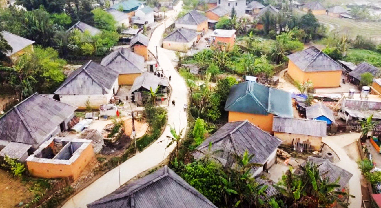 Bản làng của người Hà Nhì ở xã vùng cao Y Tý (huyện Bát Xát, tỉnh Lào Cai) mang đặc trưng riêng với tính thống nhất về mặt kiến trúc, kết cấu, không gian sử dụng và cách bài trí ngôi nhà