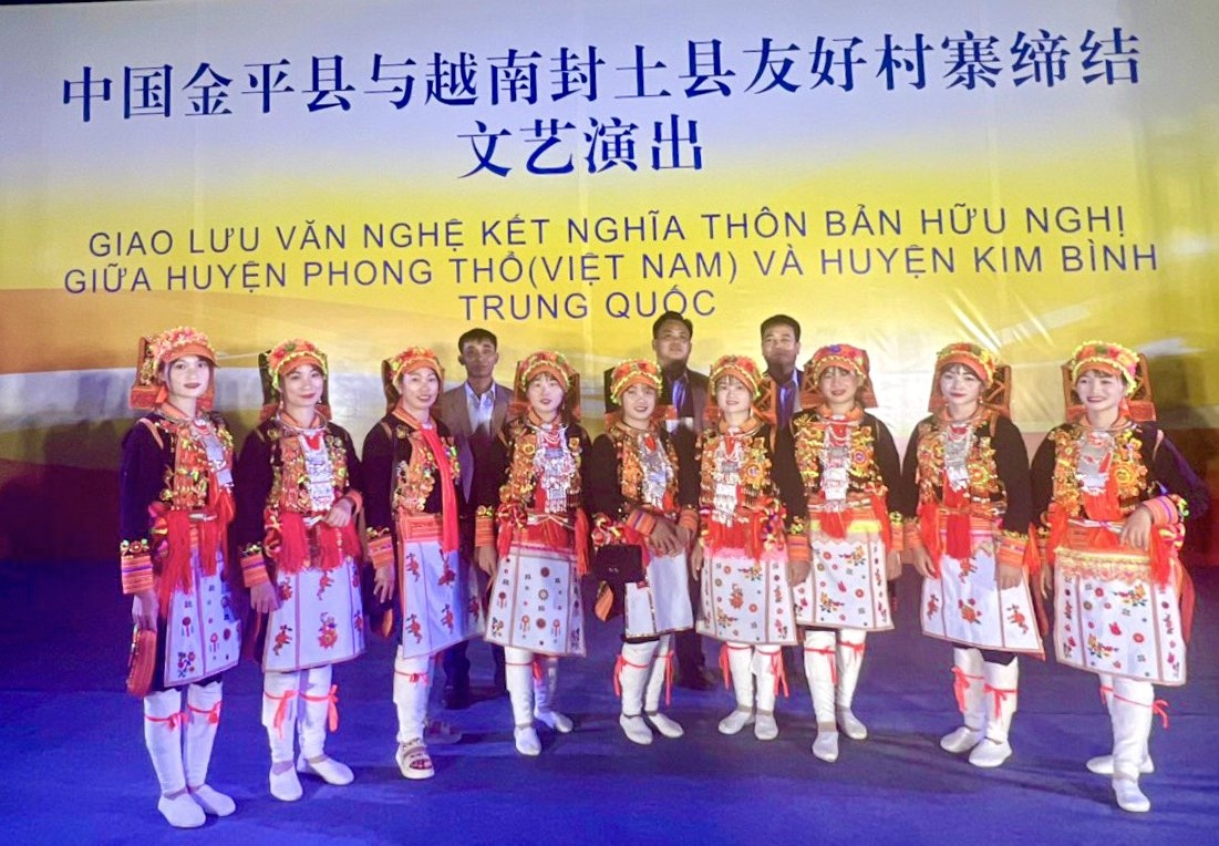 Đội văn nghệ bản Ma Ly Pho, huyện Phong Thổ, tỉnh Lai Châu (Việt Nam) tham gia giao lưu văn nghệ tại Lễ kết nghĩa thôn bản hữu nghị giữa huyện Phong Thổ và huyện Kim Bình, tỉnh Vân Nam (Trung Quốc).