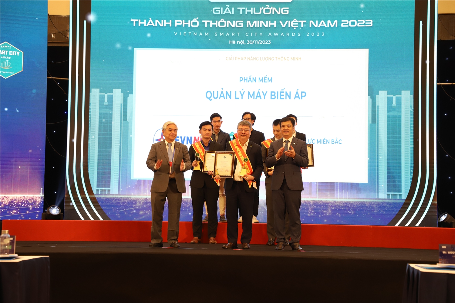 Ông Vũ Đình Khiêm - Giám đốc Công ty Công nghệ Thông tin Điện lực miền Bắc đại diện EVNNPC nhận giải thưởng