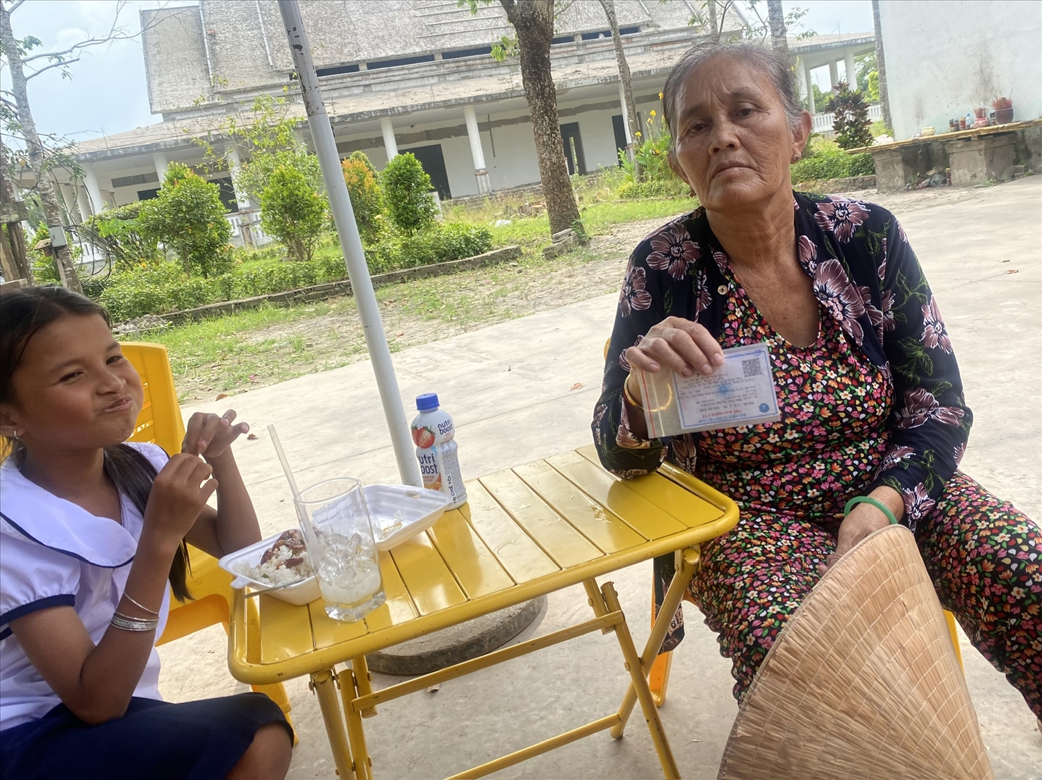 Bà Lâm Thị Hường ngụ khóm 2, phường 5, TP. Sóc Trăng là đối tượng được hỗ trợ thẻ bảo hiểm y tế thuộc hộ gia đình khó khăn 