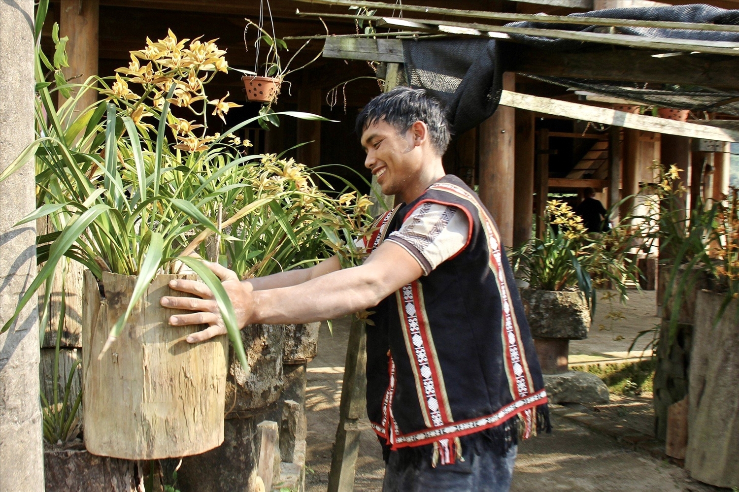 Người dân làng Vi Rơ ngheo chỉnh trang nhà cửa, chăm sóc, nhân bản từng cây địa lan phục vụ du lịch cộng đồng