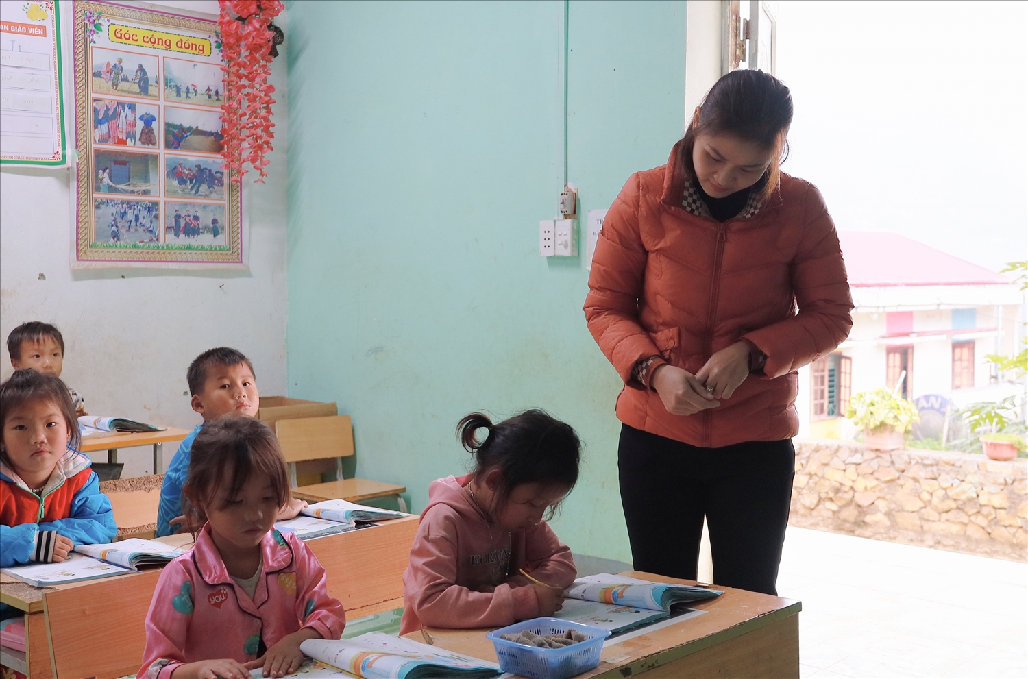 Ở Điểm trường Sàng Súng này, Trù Thị Phương là học sinh nhà cách xa lớp học nhất, tận 14 cây số