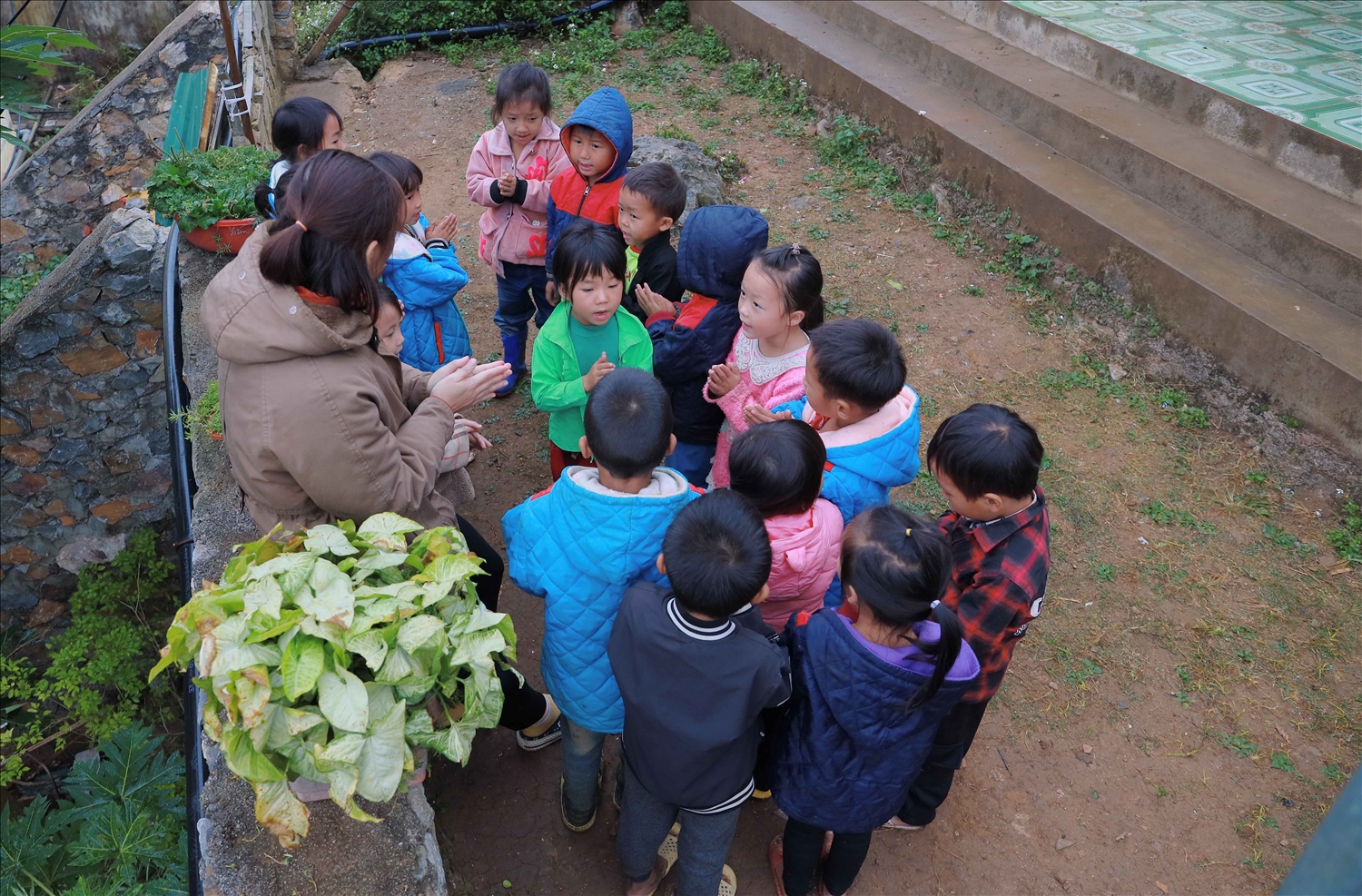 Cô giáo Dương Thị Thu Trang ước khoảng sân đất trước điểm trường sẽ được thảm bê tông để các em học sinh có chỗ múa hát và không bị ngã khi trời mưa