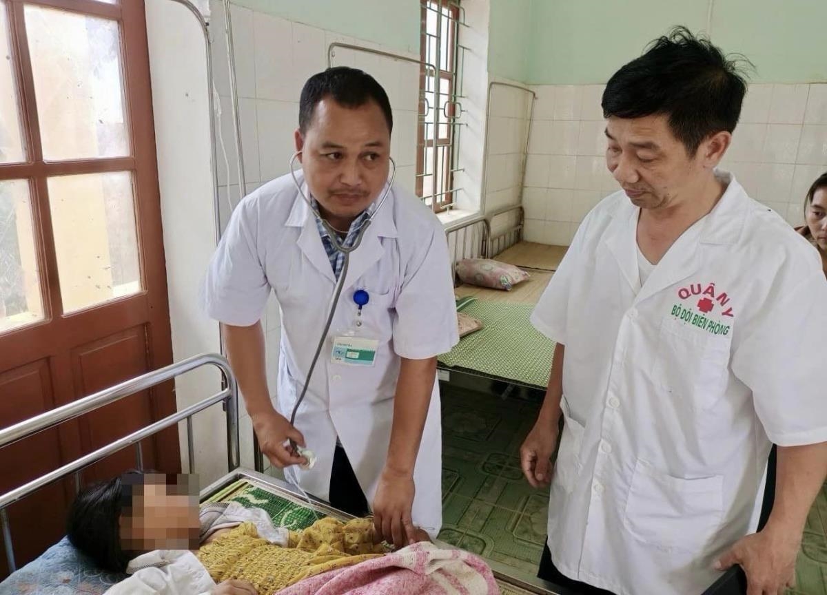 Thiếu tá, bác sĩ quân y Lê Anh Đức (bìa phải) cùng cán bộ trạm y tế xã Tri Lễ thăm khám cho người bệnh