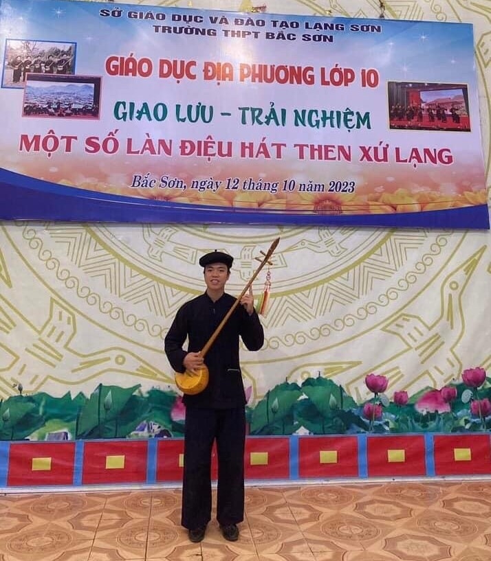 Anh Dương Doãn Quảng, dân tộc Tày, sinh năm 1992, huyện Bắc Sơn, Lạng Sơn với niềm đam mê với then và cây đàn tính