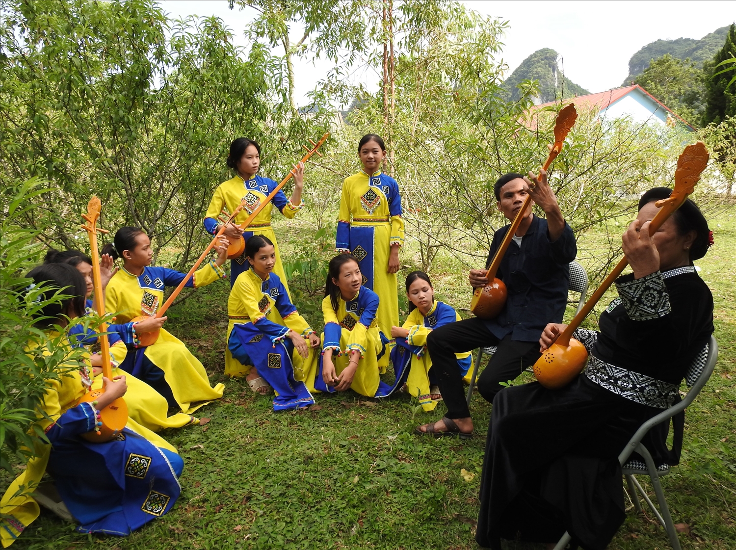 Các nghệ nhân truyền dạy điệu hát then - đàn tính cho thế hệ trẻ (Trong ảnh: CLB yêu văn hóa Then xã Bằng Hữu, huyện Chi Lăng, tỉnh Lạng Sơn)