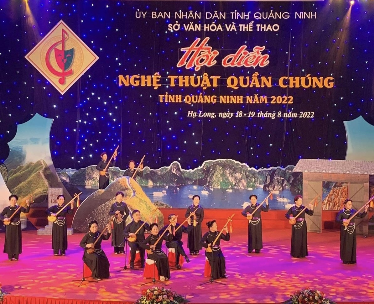 Biểu diễn Then - đàn tính tại Hạ Long (Quảng Ninh)