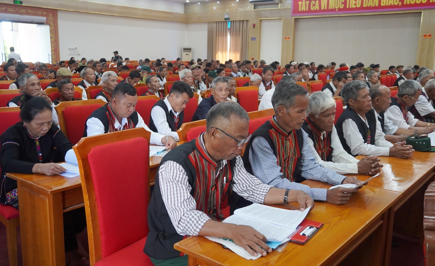 Các đại biểu Người có uy tín trên địa bàn tỉnh Quảng Trị dự Hội nghị biểu dương Người có uy tín tiêu biểu trong đồng bào DTTS năm 2023. 