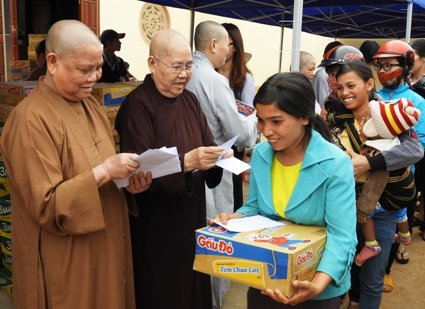 Các chức sắc và tu sĩ Phật giáo Gia Lai tổ chức tặng quà từ thiện cho đồng bào DTTS có hoàn cảnh khó khăn tại huyện Ia Grai. 